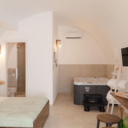 Aca Suite Luxury With Jacuzzi Adelfia Exterior foto