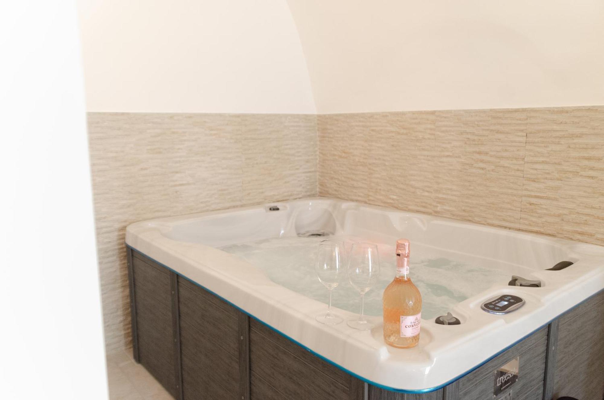 Aca Suite Luxury With Jacuzzi Adelfia Exterior foto