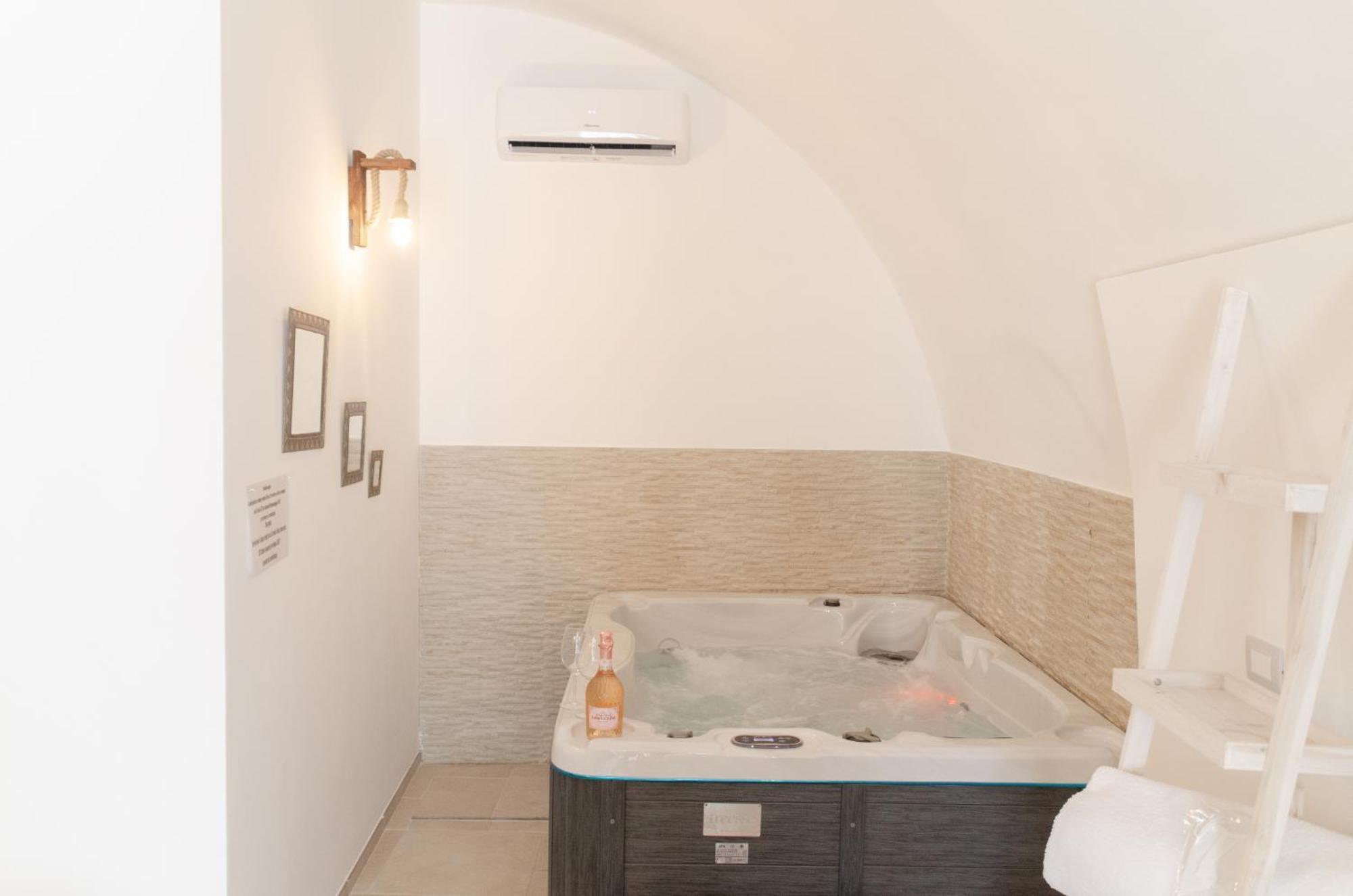 Aca Suite Luxury With Jacuzzi Adelfia Exterior foto