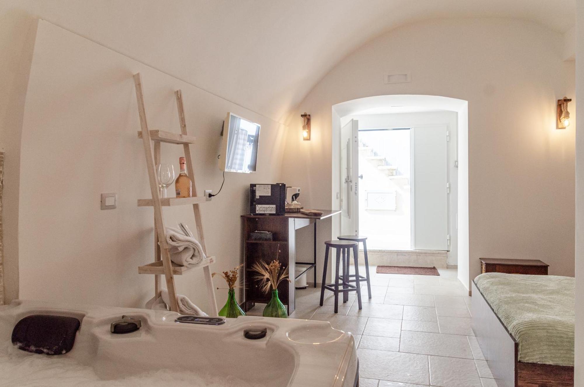 Aca Suite Luxury With Jacuzzi Adelfia Exterior foto